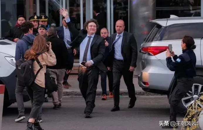 议员要求米莱拒绝金砖组织做出解释!特朗普与马斯克对其赞赏有加-米莱性格