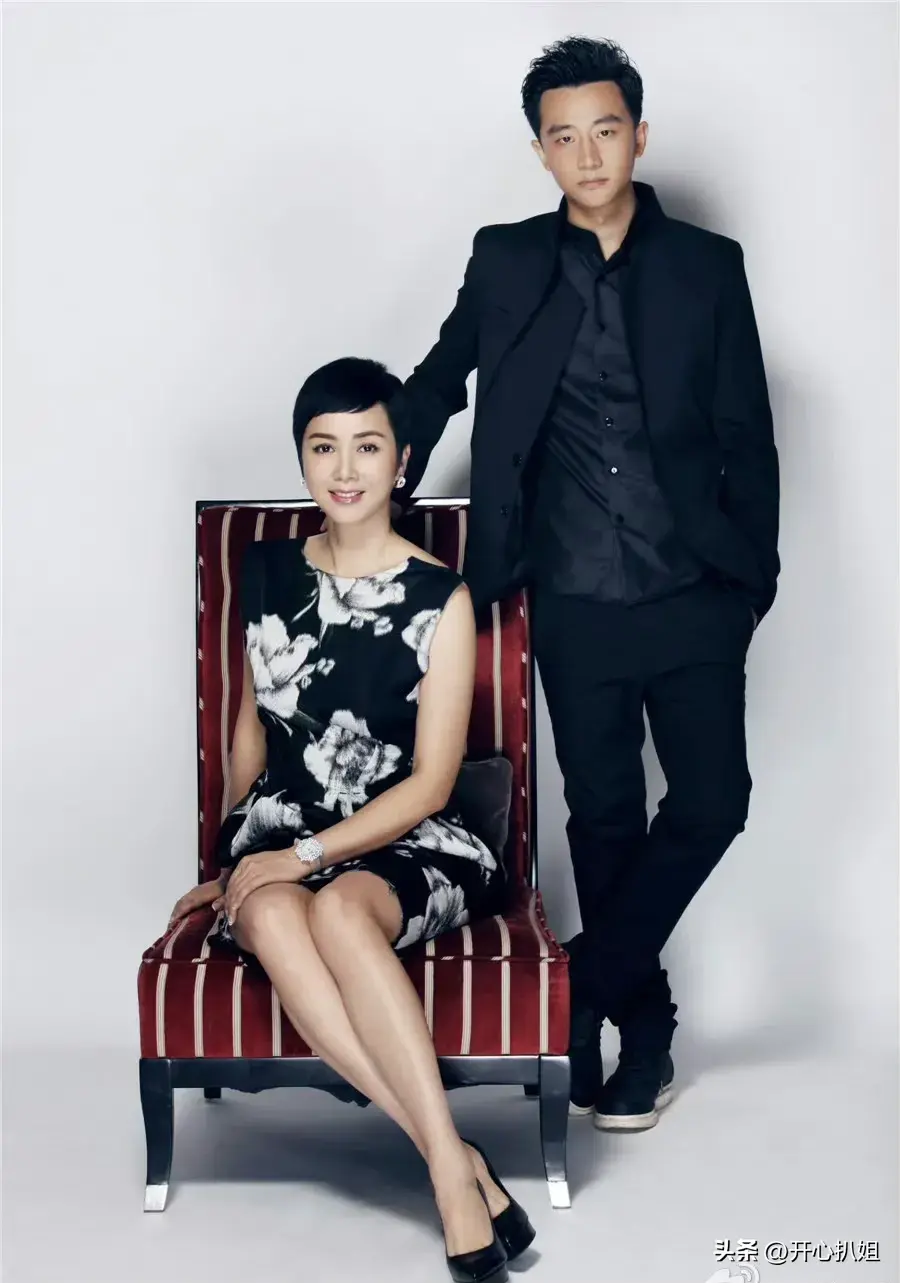 郑晓龙导演曾透露:蒋雯丽是黄轩的贵人!事情不简单,信息量大!-蒋丽雯和黄轩是什么关系