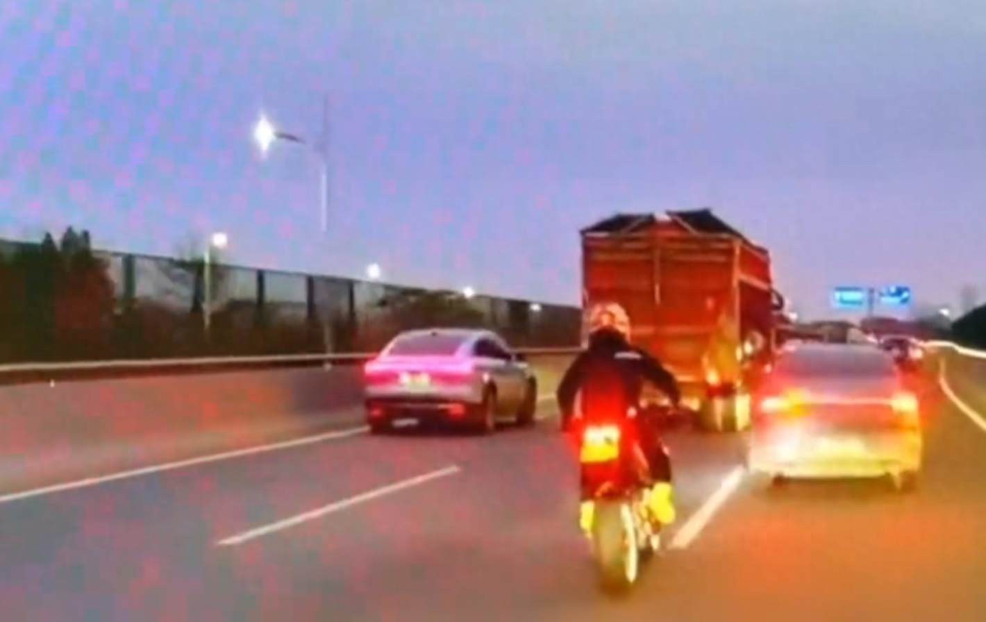 惊险!摩托车手怒砸轿车,直接被撞翻!-怒砸摩托车