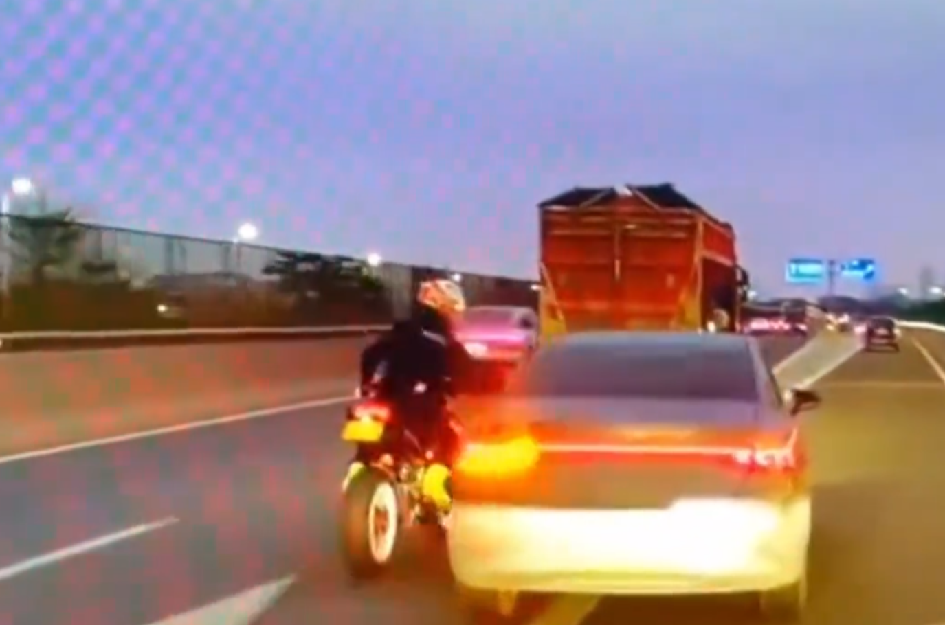 惊险!摩托车手怒砸轿车,直接被撞翻!-怒砸摩托车