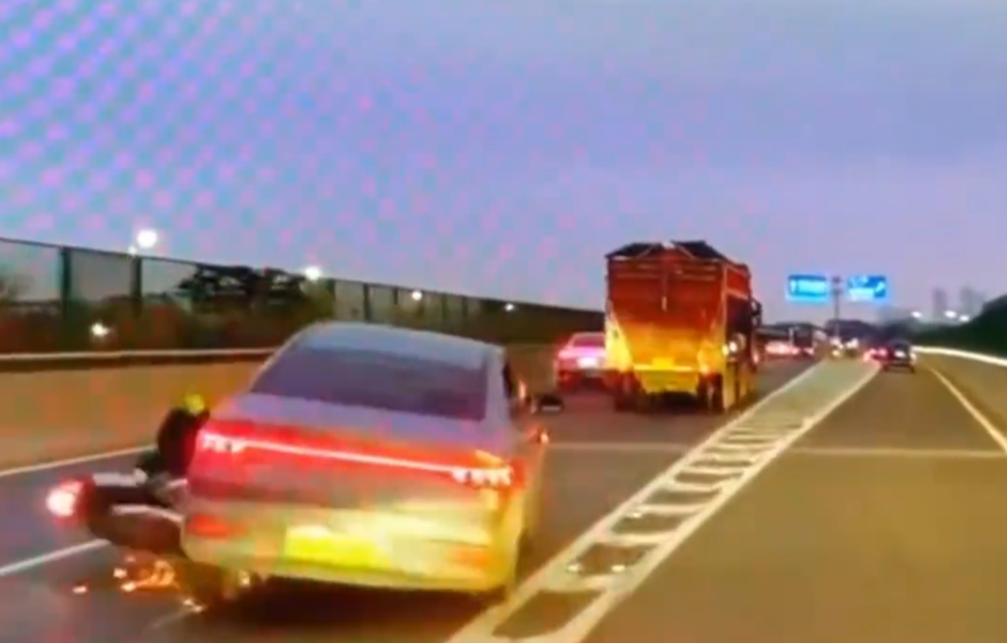 惊险!摩托车手怒砸轿车,直接被撞翻!-怒砸摩托车