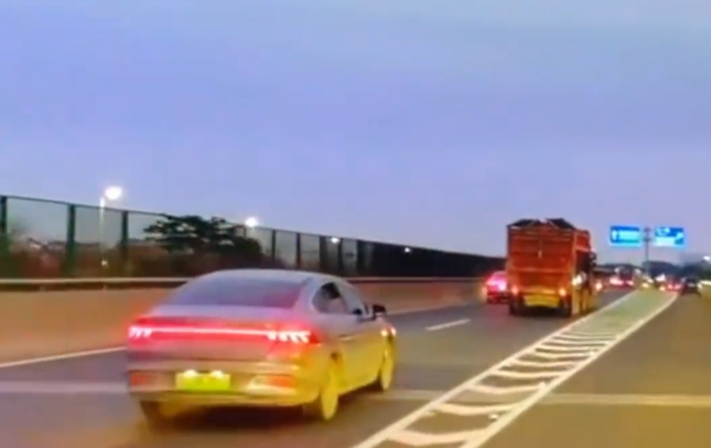 惊险!摩托车手怒砸轿车,直接被撞翻!-怒砸摩托车