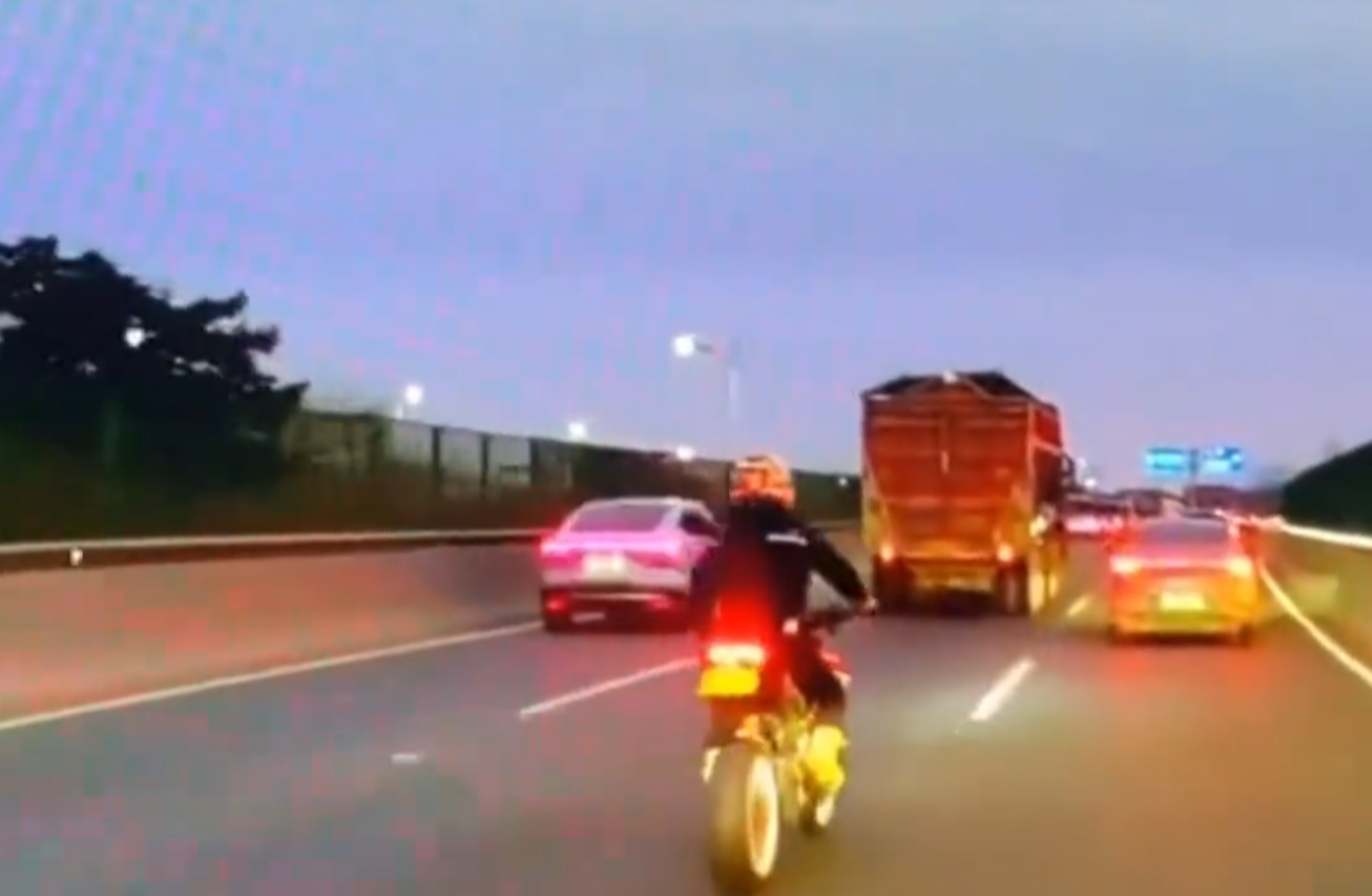 惊险!摩托车手怒砸轿车,直接被撞翻!-怒砸摩托车