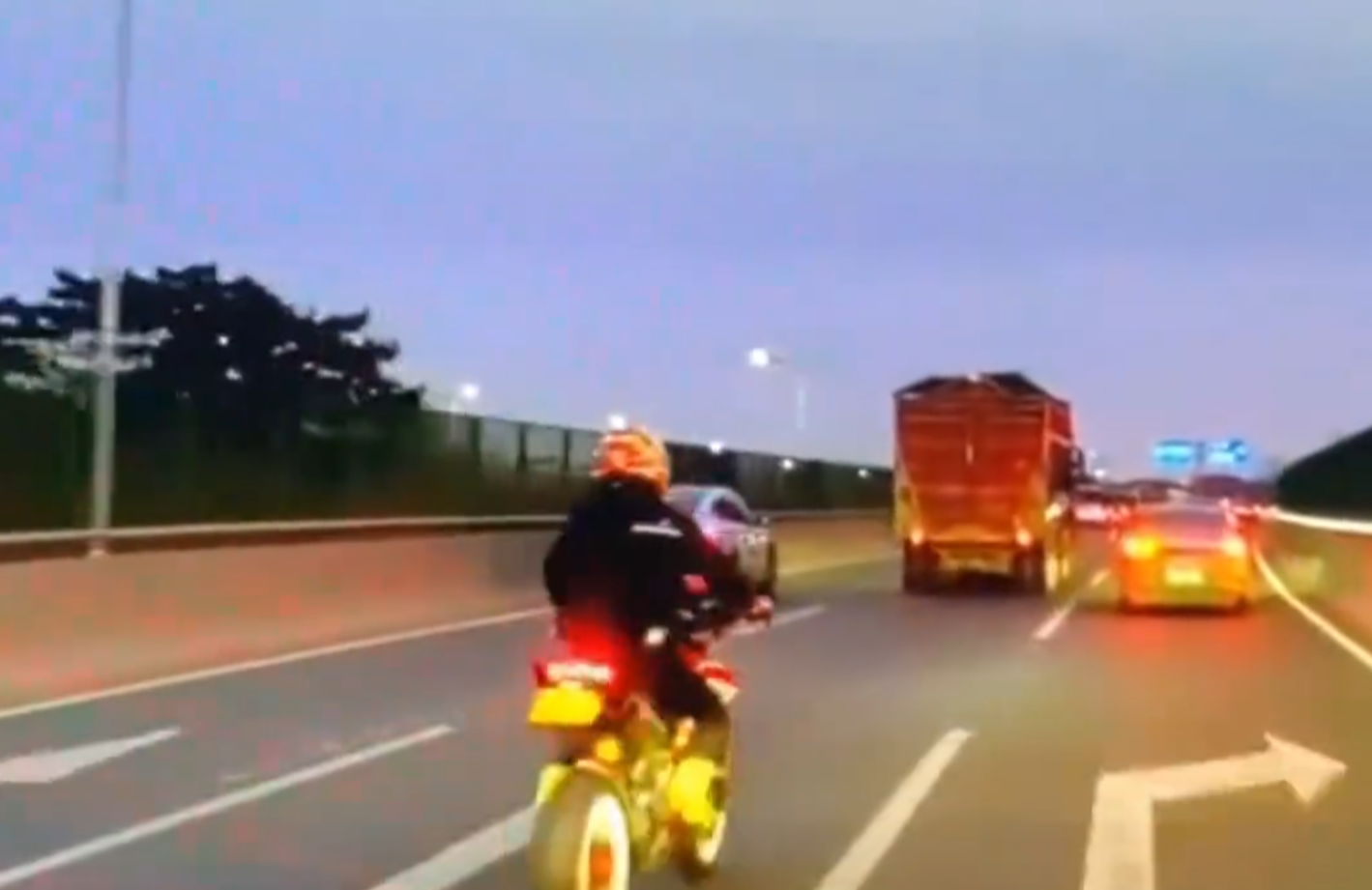 惊险!摩托车手怒砸轿车,直接被撞翻!-怒砸摩托车