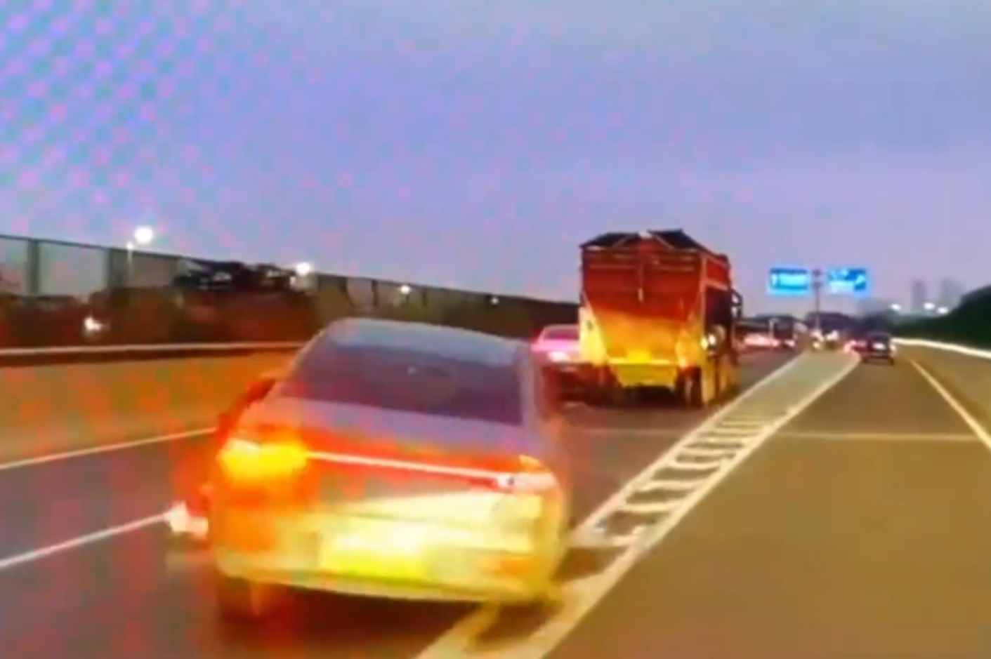 惊险!摩托车手怒砸轿车,直接被撞翻!-怒砸摩托车