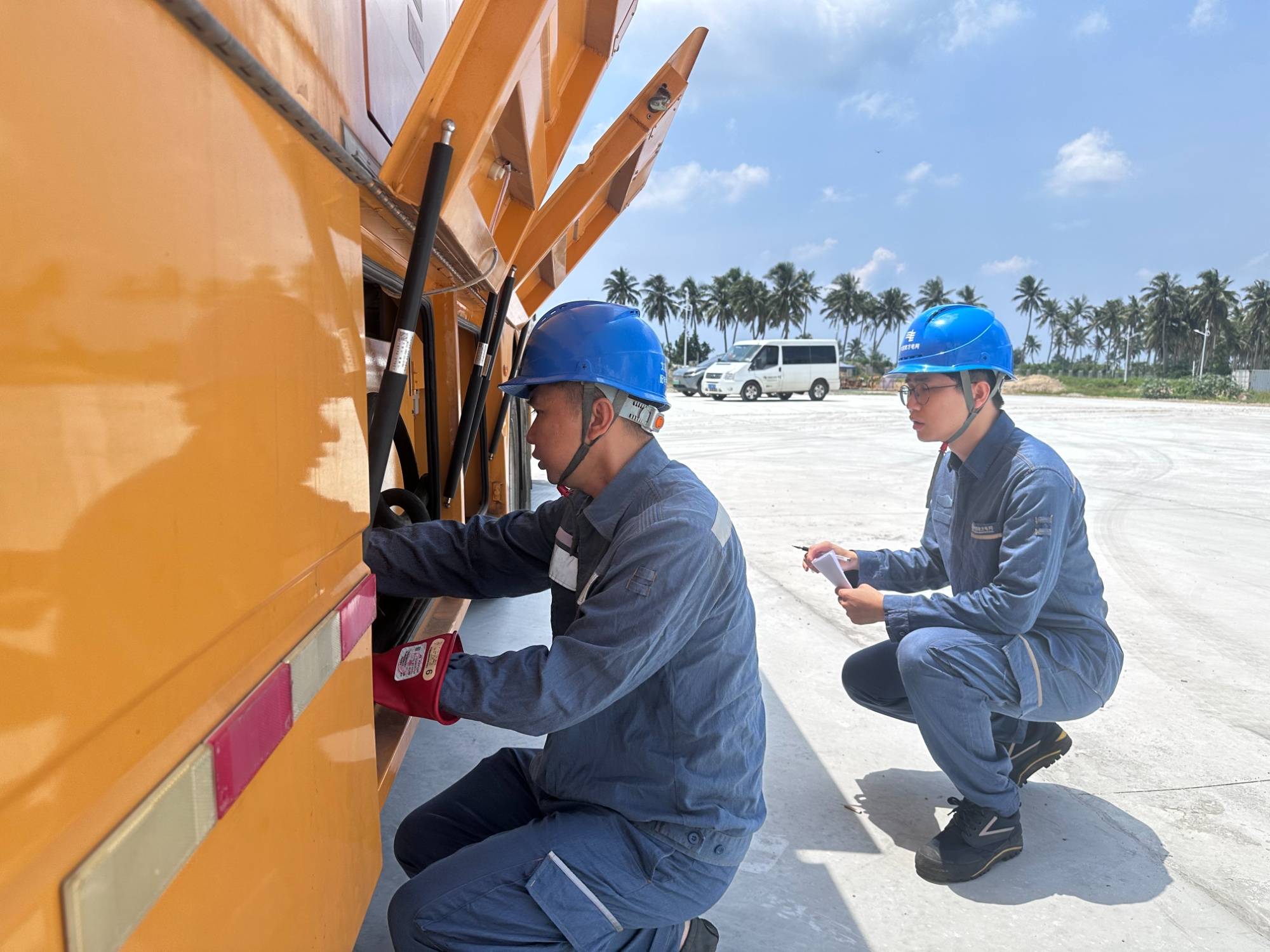 防御台风“摩羯”南方电网首批600余名援琼抢险队9月4日抵琼-南方电网突发事件