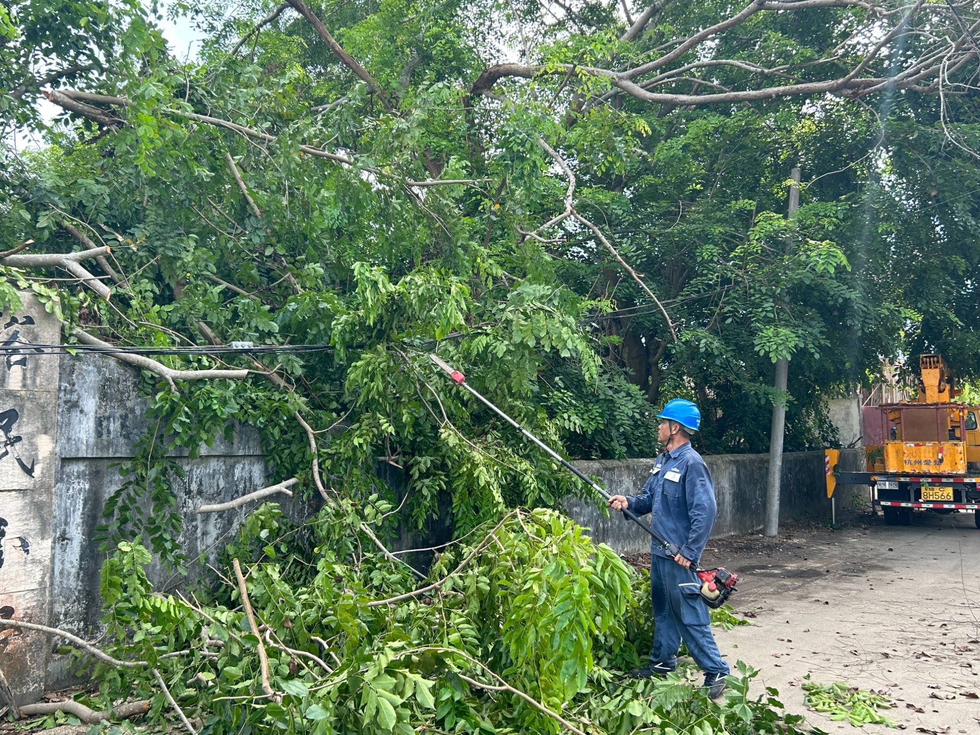 防御台风“摩羯”南方电网首批600余名援琼抢险队9月4日抵琼-南方电网突发事件