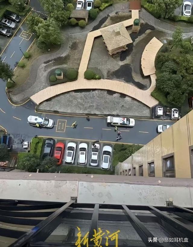 江苏昆山一男子关窗被风吹下楼身亡”?社区:警方正调查具体原因-最近昆山坠楼事件