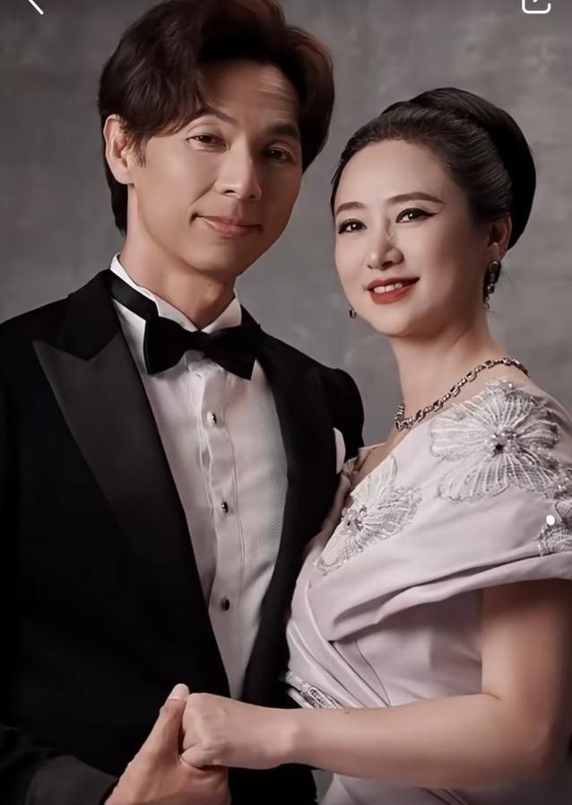 翁虹中秋庆祝56岁生日,晒与婆婆女儿旗袍写真,祖孙三代美貌绝了