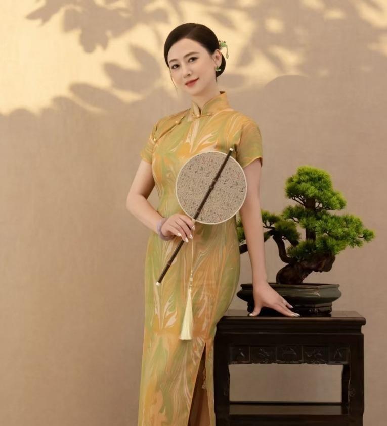 翁虹中秋庆祝56岁生日,晒与婆婆女儿旗袍写真,祖孙三代美貌绝了