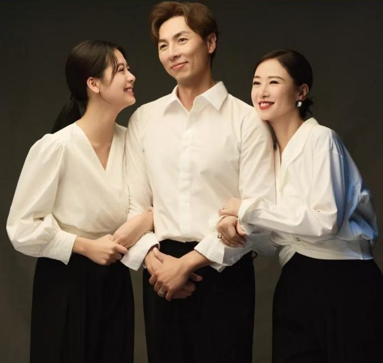 翁虹中秋庆祝56岁生日,晒与婆婆女儿旗袍写真,祖孙三代美貌绝了