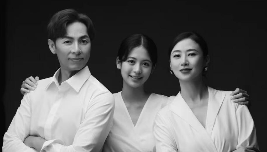 翁虹中秋庆祝56岁生日,晒与婆婆女儿旗袍写真,祖孙三代美貌绝了