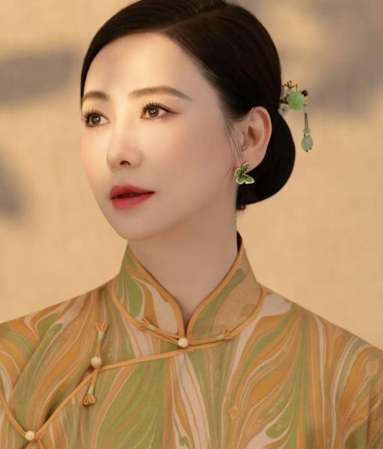 翁虹中秋庆祝56岁生日,晒与婆婆女儿旗袍写真,祖孙三代美貌绝了