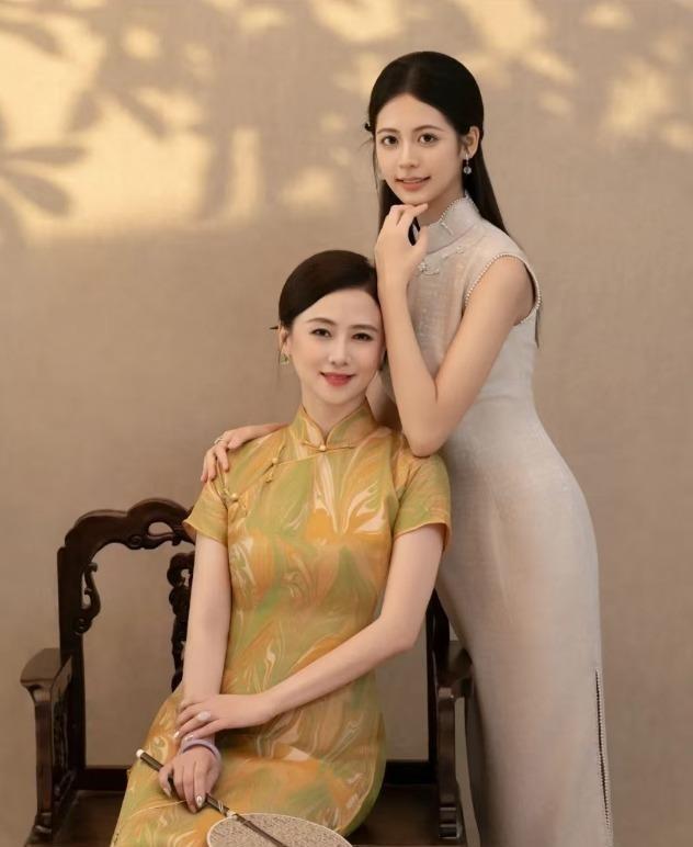 翁虹中秋庆祝56岁生日,晒与婆婆女儿旗袍写真,祖孙三代美貌绝了