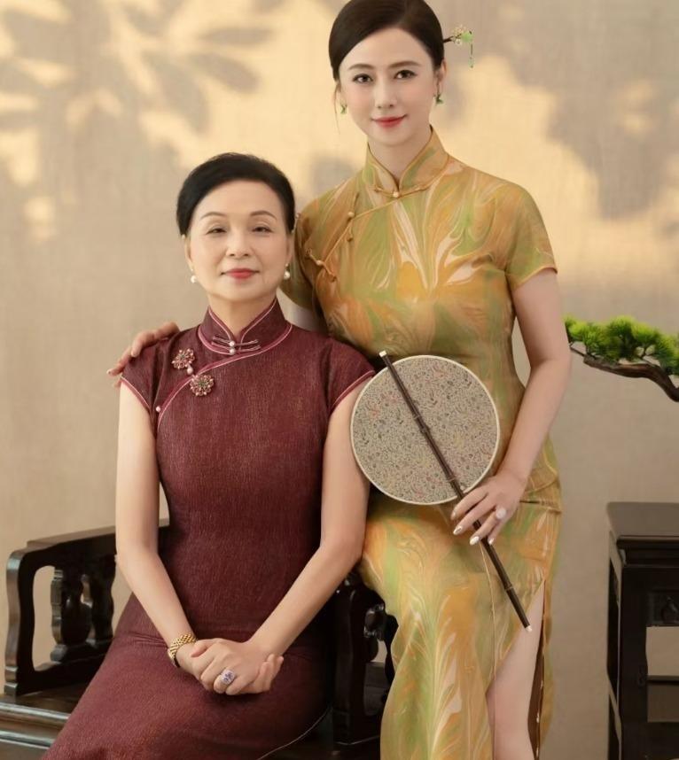 翁虹中秋庆祝56岁生日,晒与婆婆女儿旗袍写真,祖孙三代美貌绝了