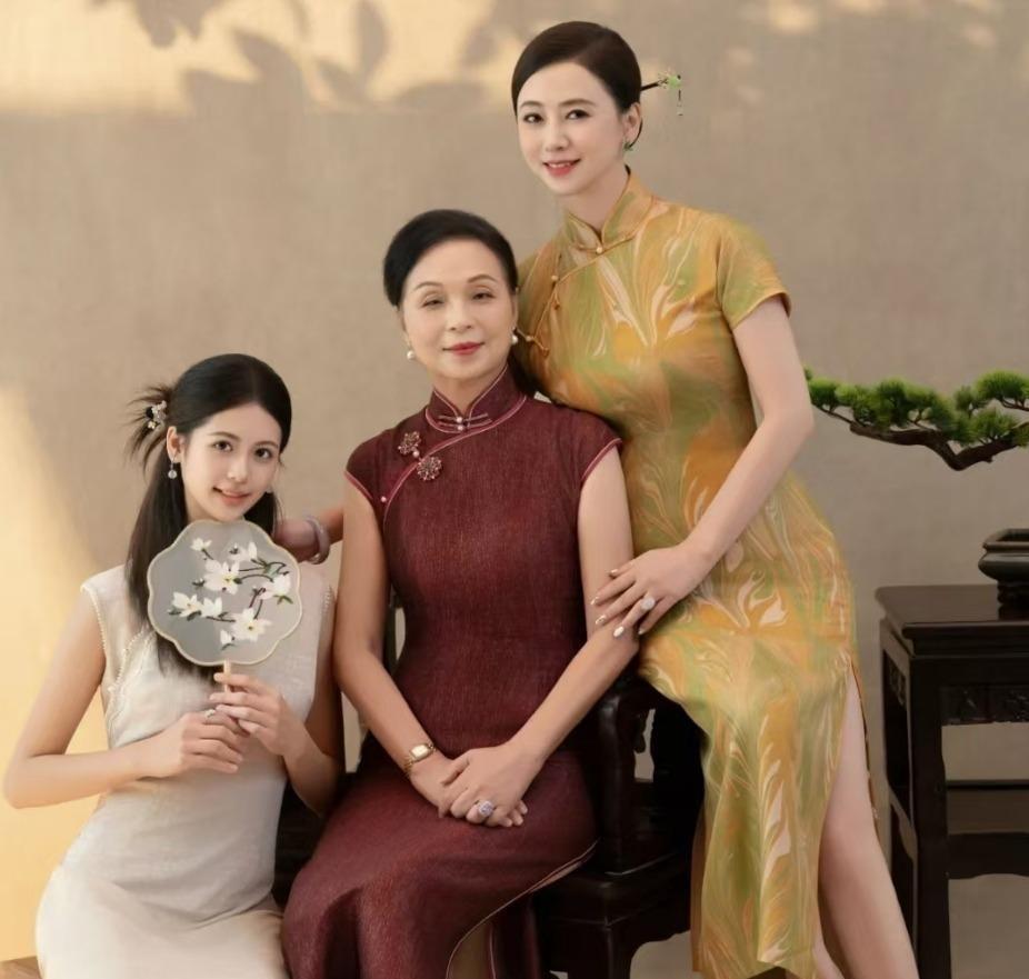 翁虹中秋庆祝56岁生日,晒与婆婆女儿旗袍写真,祖孙三代美貌绝了