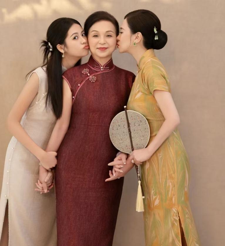 翁虹中秋庆祝56岁生日,晒与婆婆女儿旗袍写真,祖孙三代美貌绝了