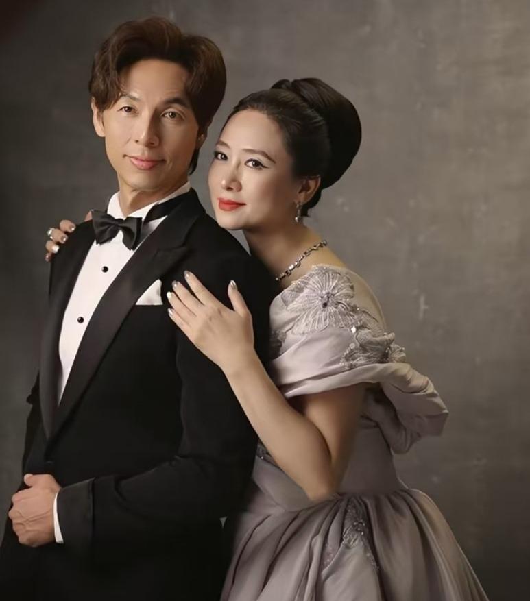 翁虹中秋庆祝56岁生日,晒与婆婆女儿旗袍写真,祖孙三代美貌绝了