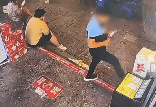 280斤的他一味挨打不还手,怕被认定互殴!冲上热搜!-280斤男生