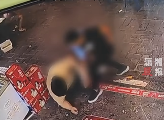 280斤的他一味挨打不还手,怕被认定互殴!冲上热搜!-280斤男生