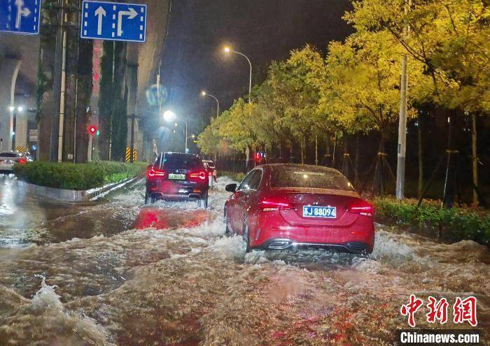 江苏沿淮及以南地区出现大到暴雨 部分城市道路积水严重-江苏有大暴雨