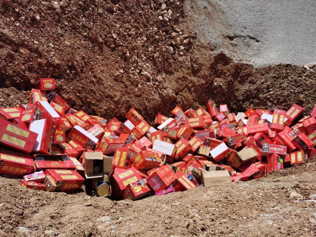 弥勒集中销毁一批非法烟花爆竹-弥勒烟花爆竹在哪儿卖的多