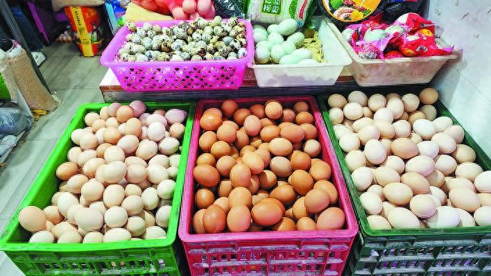 鸡蛋价格降了!业内人士:还要降!-鸡蛋跌价了吗