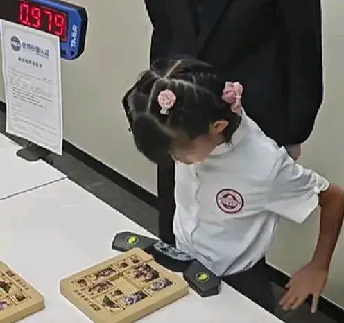 7岁女孩0.979秒刷新华容道世界纪录-4*4华容道世界纪录