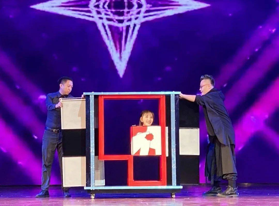 实验影剧院·国庆三天连演 | 人体拼图、火箭穿人……这里有超多让人惊叹的魔术!-在实验中学取景的电影