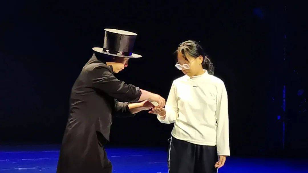 实验影剧院·国庆三天连演 | 人体拼图、火箭穿人……这里有超多让人惊叹的魔术!-在实验中学取景的电影