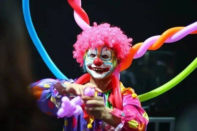 实验影剧院·国庆三天连演 | 人体拼图、火箭穿人……这里有超多让人惊叹的魔术!-在实验中学取景的电影