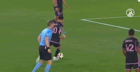 5分钟2球,加冕46冠!梅西炸裂表演:1V2奔袭,20米世界波-梅西绝技视频