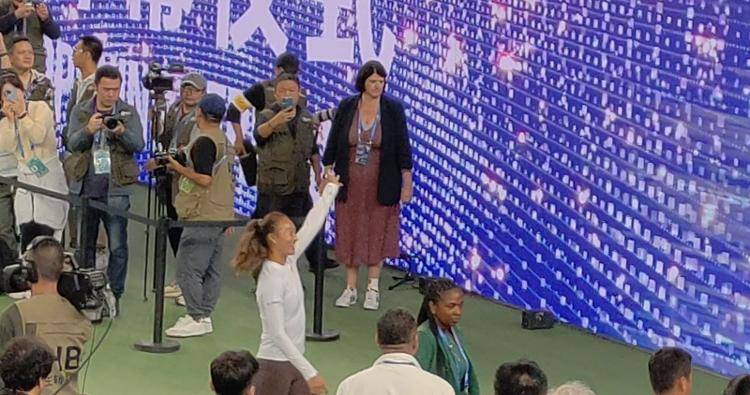 郑钦文出席武网开幕式 现场观众热烈欢呼-郑钦文出席武网比赛了吗