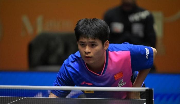 男单颁奖礼:张本智和开心,林诗栋心有不甘,少1人领奖引来猜测-2024张本智和单打