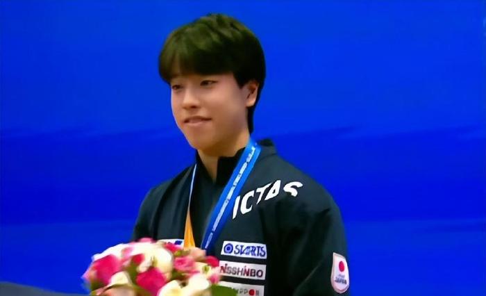 男单颁奖礼:张本智和开心,林诗栋心有不甘,少1人领奖引来猜测-2024张本智和单打