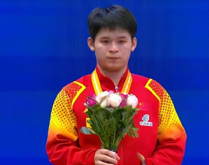 男单颁奖礼:张本智和开心,林诗栋心有不甘,少1人领奖引来猜测-2024张本智和单打