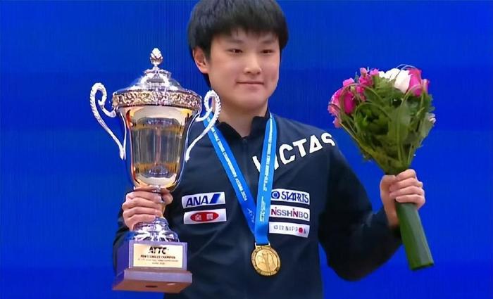 男单颁奖礼:张本智和开心,林诗栋心有不甘,少1人领奖引来猜测-2024张本智和单打