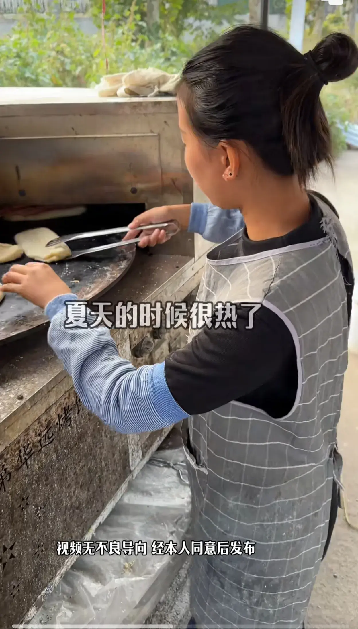 19岁女孩凌晨3点起床卖烤牌,孝心之举成网红,坚守本心拒直播-20岁女生半夜三点老醒