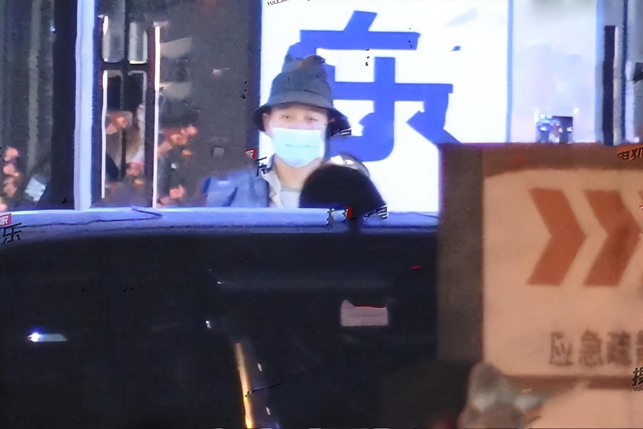 白百何带男友与佟大为聚餐,两人挽手拥抱不撒手,感情甜蜜如热恋-白百何参加活动