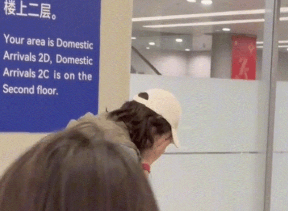 一夜摸鼻梁火出圈!向佐被大批粉丝围堵接机,他靠抽象闯出一条路-向佐挨揍