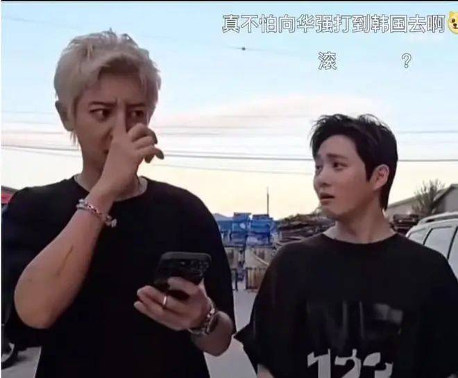 一夜摸鼻梁火出圈!向佐被大批粉丝围堵接机,他靠抽象闯出一条路-向佐挨揍