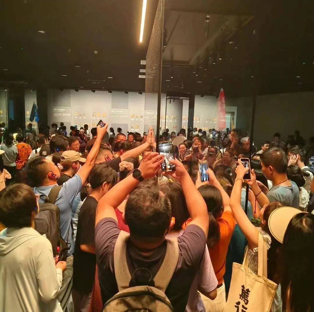 王菲带18岁女儿现身英国,气场无敌!她的教育,有点厉害-王菲女儿是什么病