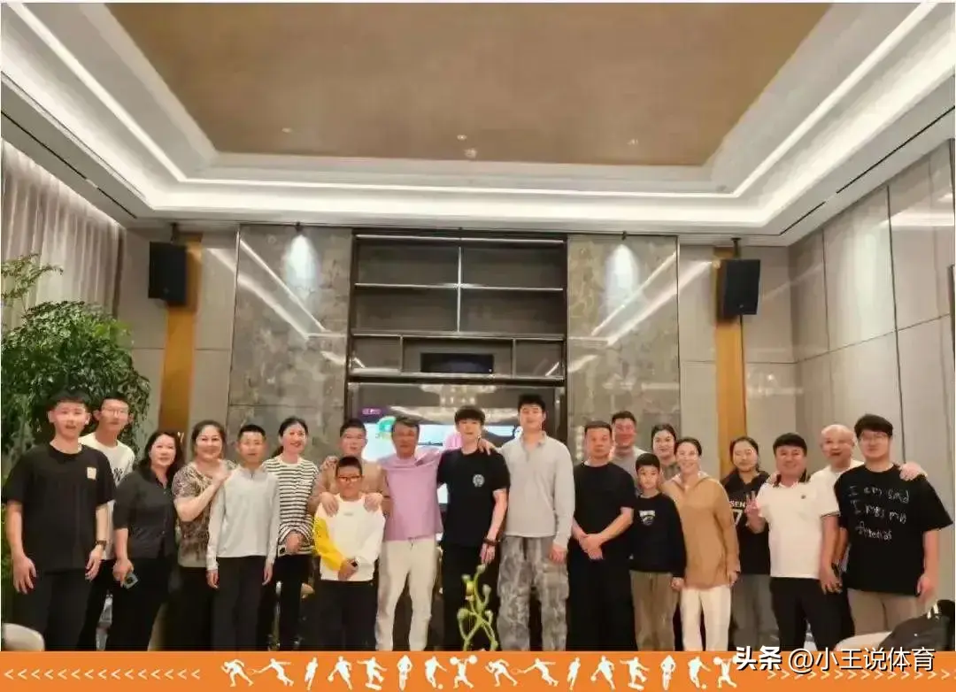 王楠一家给马龙庆生,夏露罕见现身,球迷从一大桌人中寻找王楚钦-王楠几岁