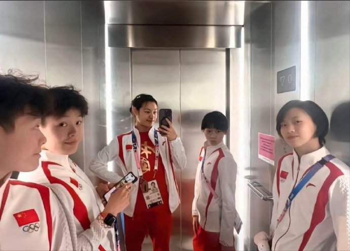 全红婵陈艺文穿同款游长隆,两人互动亲密像母子,清场免费玩个够-全红婵夺冠后陈芋汐反应