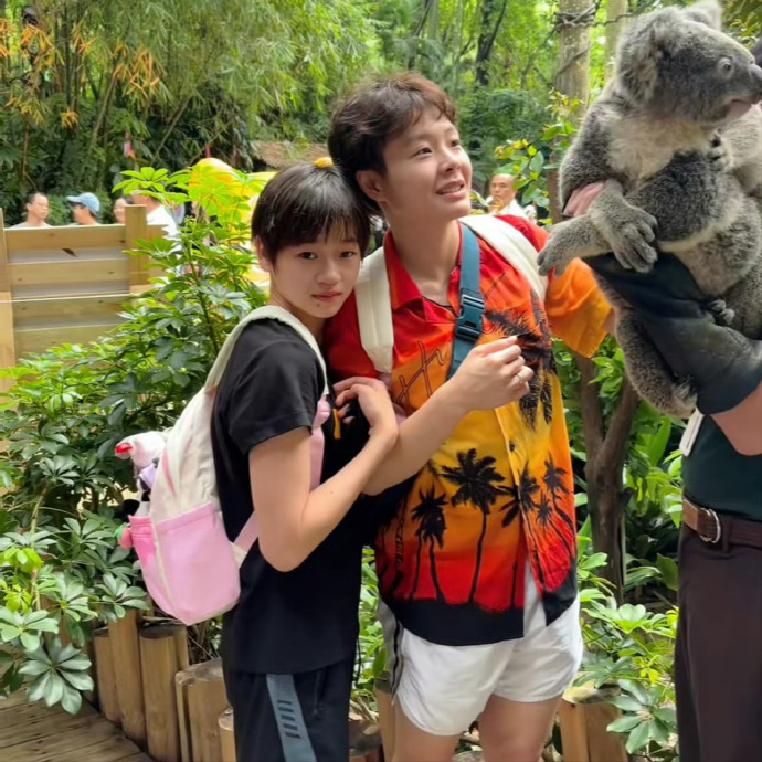 全红婵陈艺文穿同款游长隆,两人互动亲密像母子,清场免费玩个够-全红婵夺冠后陈芋汐反应