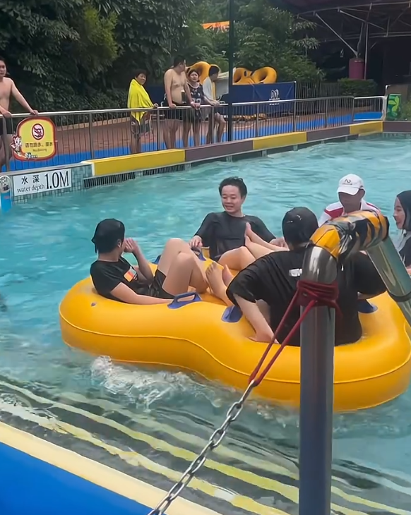 全红婵陈艺文穿同款游长隆,两人互动亲密像母子,清场免费玩个够-全红婵夺冠后陈芋汐反应