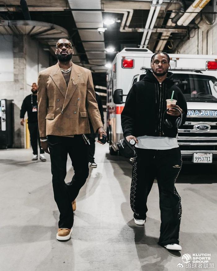 詹皇连续晒照庆祝父子同台:曝光更多幕后合影 库里塔图姆点赞祝贺-詹是什么拼音