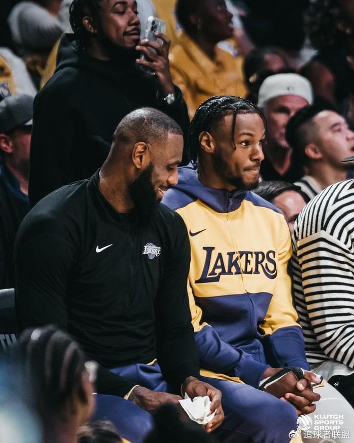 詹皇连续晒照庆祝父子同台:曝光更多幕后合影 库里塔图姆点赞祝贺-詹是什么拼音