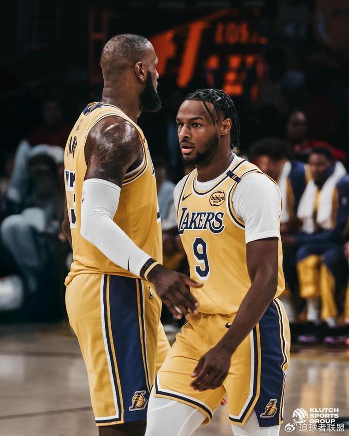 詹皇连续晒照庆祝父子同台:曝光更多幕后合影 库里塔图姆点赞祝贺-詹是什么拼音