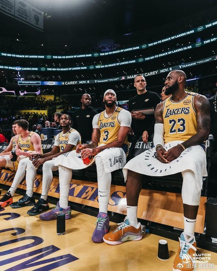 詹皇连续晒照庆祝父子同台:曝光更多幕后合影 库里塔图姆点赞祝贺-詹是什么拼音